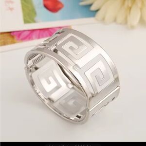 Silver Geometric Pattern Bracelet
